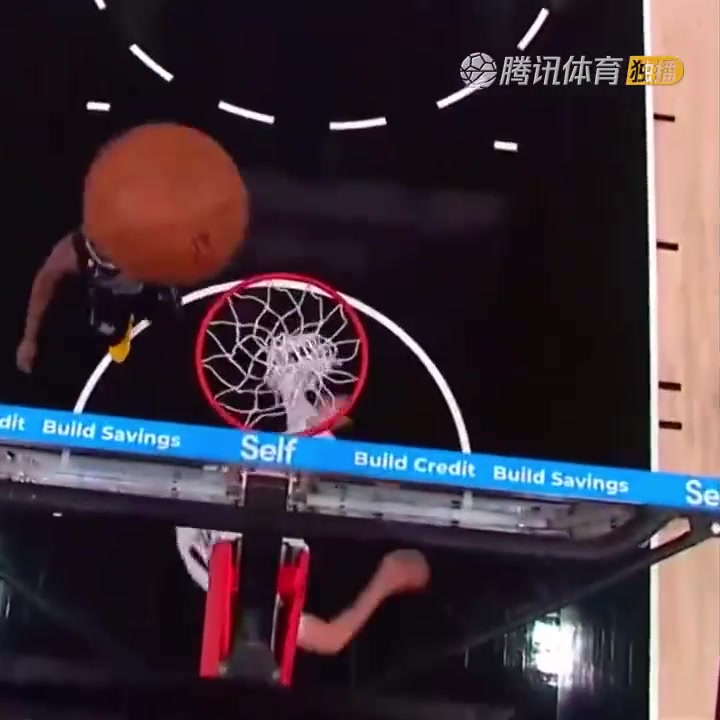 罕見一幕！努爾基奇拋投 球神奇停在籃板上沿 看呆凱爾登?。ㄅ瑺柣婕\）