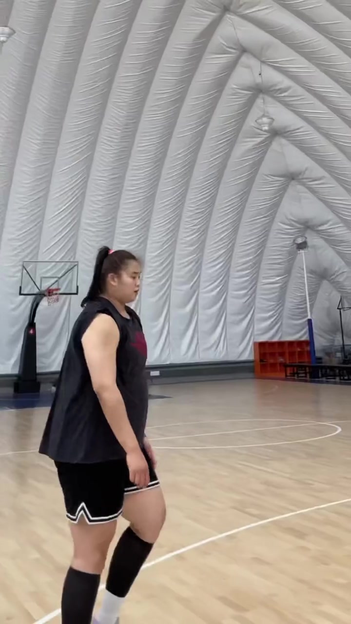 嚯，好魁梧！大寶貝劉禹彤背打你，你能頂住嗎？